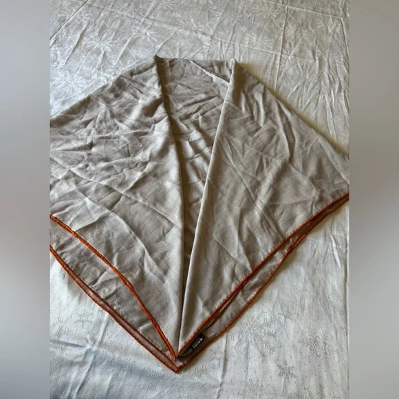 Hermes cream scarf - Picture 2 of 16